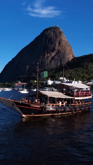 Festa em barco com o Pão de Açúcar ao fundo