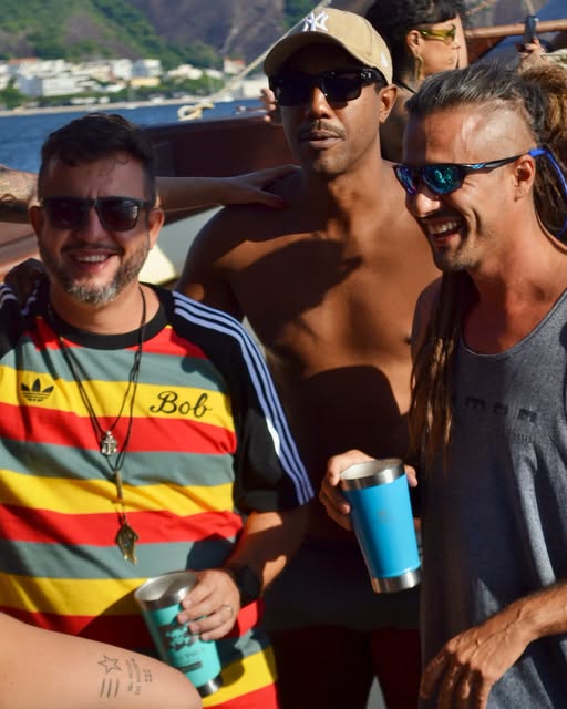 Foliões curtindo festa em barco na Baía de Guanabara