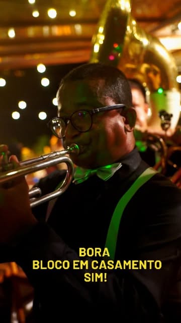 Trompetista do bloco tocando em casamento